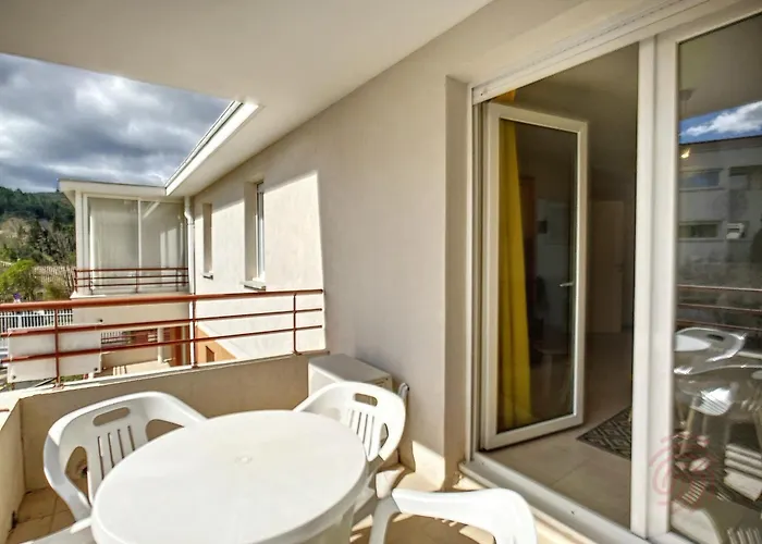 F2 Climatisé Avec Terrasse, Parking Privé, à 700m Des Thermes De - Fr-1-451-168 * Lamalou-les-Bains