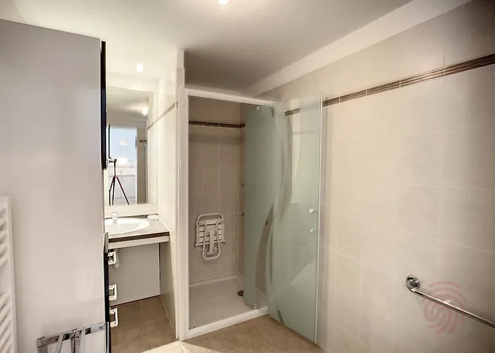 F2 Climatisé Avec Terrasse, Parking Privé, à 700m Des Thermes De - Fr-1-451-168 *
