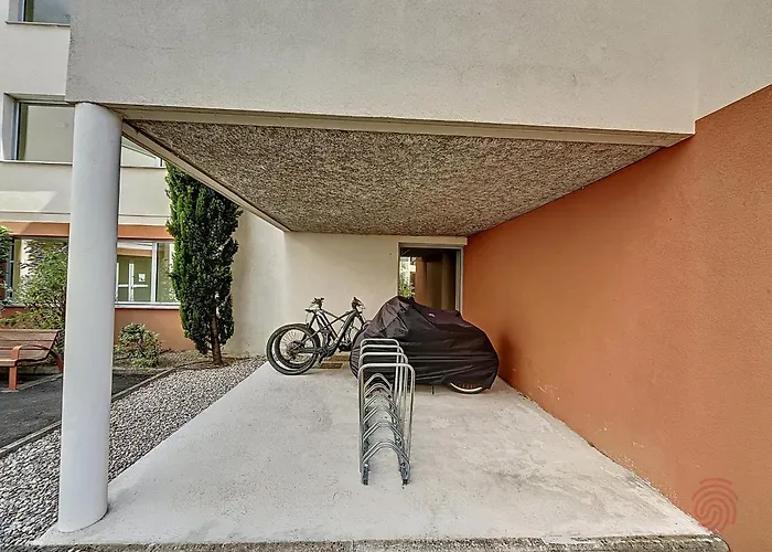 F2 Climatisé Avec Terrasse, Parking Privé, à 700m Des Thermes De - Fr-1-451-168 *