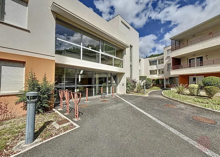 F2 Climatisé Avec Terrasse, Parking Privé, à 700m Des Thermes De - Fr-1-451-168