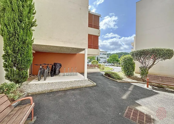 F2 Climatisé Avec Terrasse, Parking Privé, à 700m Des Thermes De - Fr-1-451-168